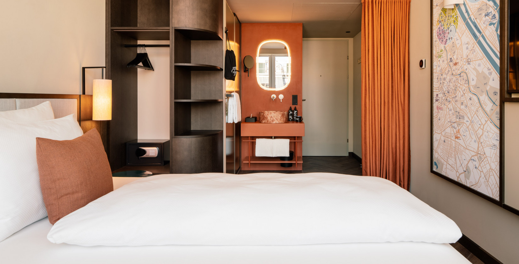 Einzelbett, Badezimmer und Schrank in einem Smart Single Zimmer