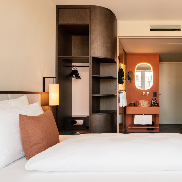 Einzelbett, Badezimmer und Schrank in einem Smart Single Zimmer