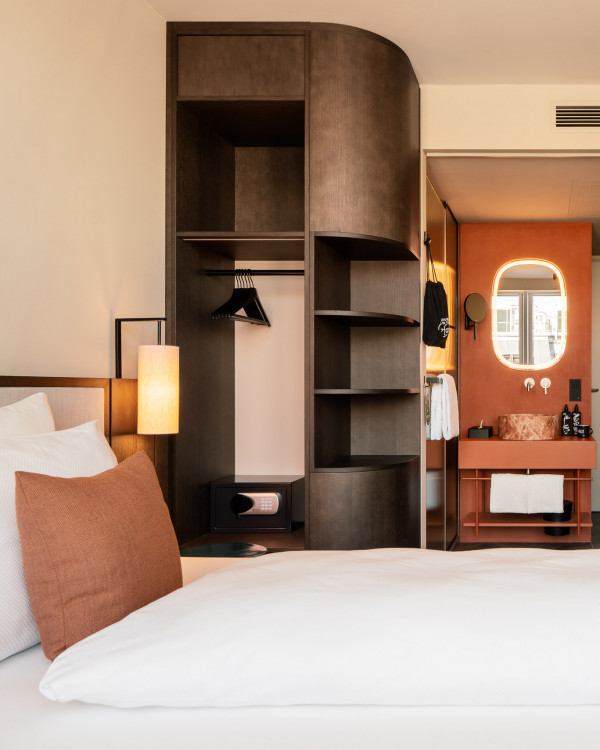 Einzelbett, Badezimmer und Schrank in einem Smart Single Zimmer