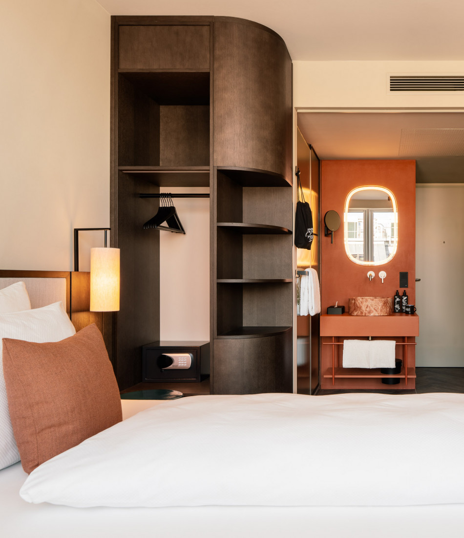 Single bed, wardrobe and bathroom in a Smart Single Room 