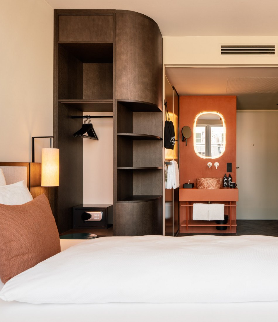 Einzelbett, Schrank und Badezimmer in einem Smart Single Zimmer