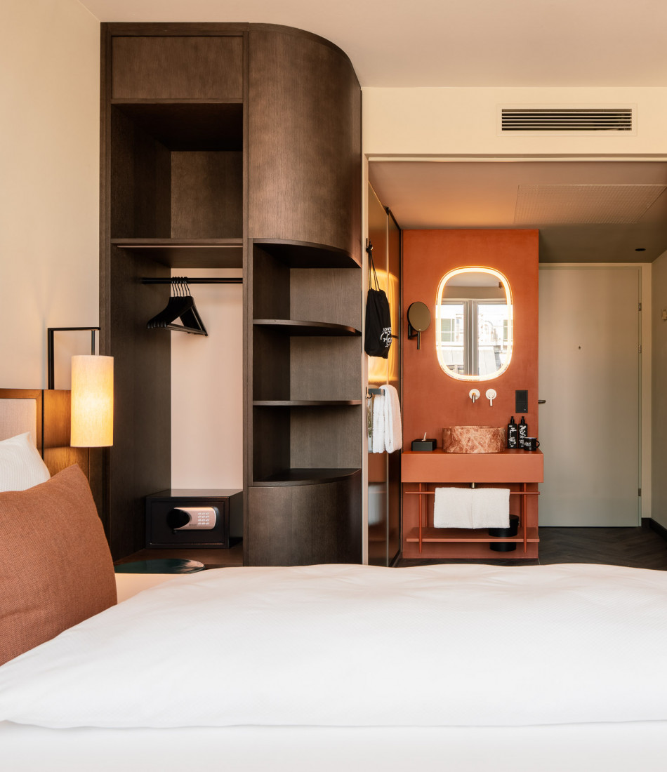 Single bed, wardrobe and bathroom in a Smart Single Room 