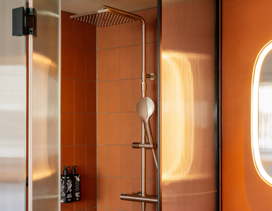 Regendusche in einem Zimmer im Hotel Schani City 