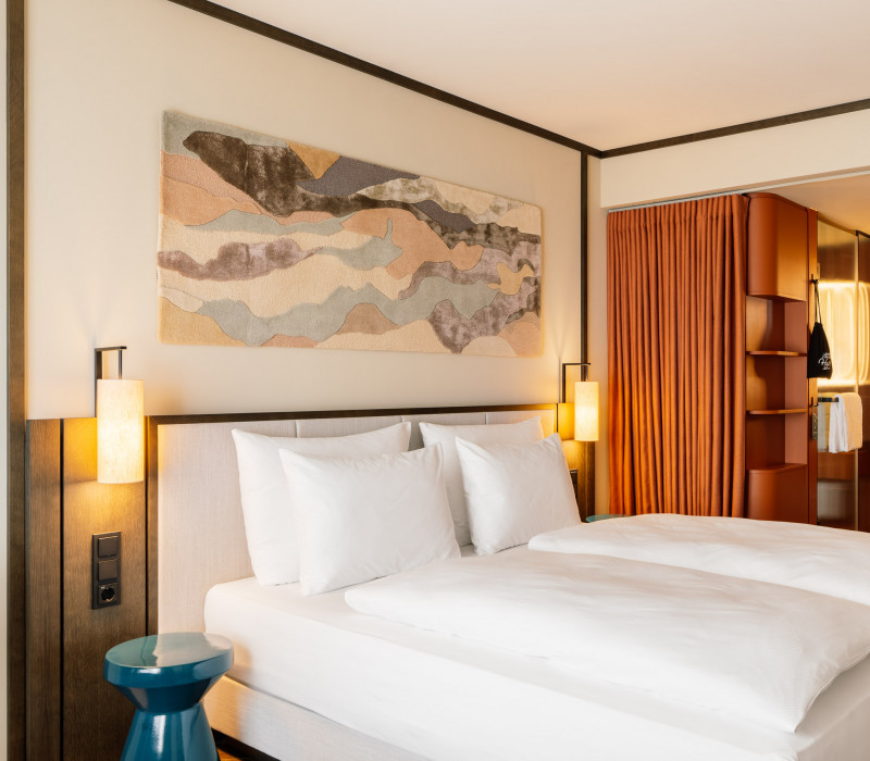 Doppelbett in einem Zimmer im Hotel Schani City