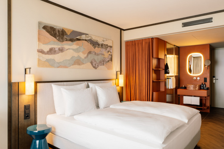 Hotel room with a double bed, open bathroom and wardrobe 