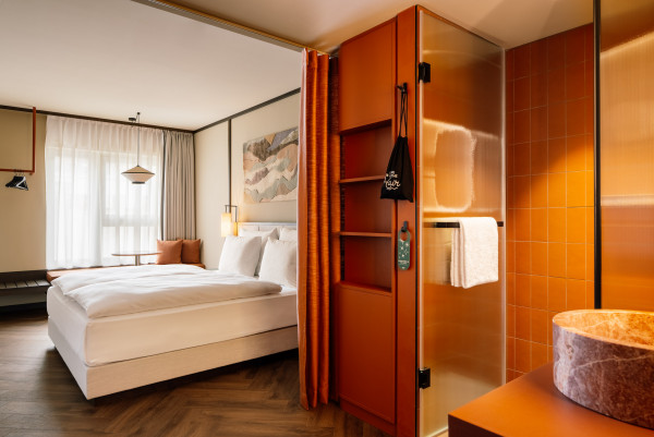 Doppelzimmer mit Regendusche im Hotel Schani City