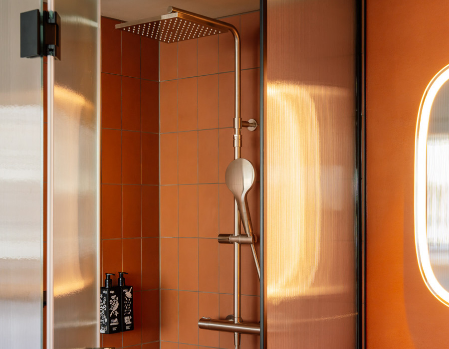 Rainshower in a room at Hotel Schani City 