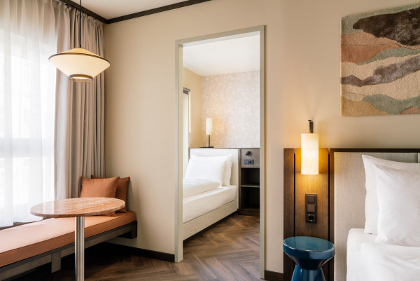 Doppelbett und Einzelbett in einem Zimmer für drei Personen im Hotel Schani City
