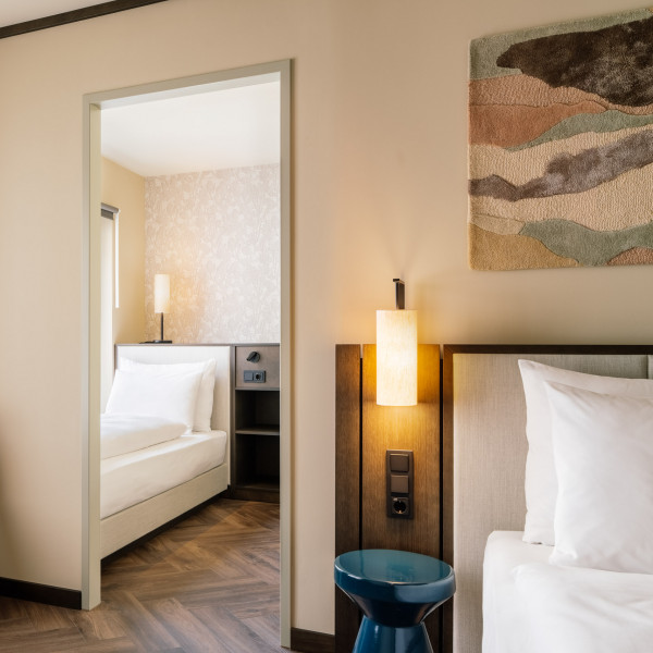 Doppelbett und Einzelbett in einem Hotelzimmer für drei Personen 