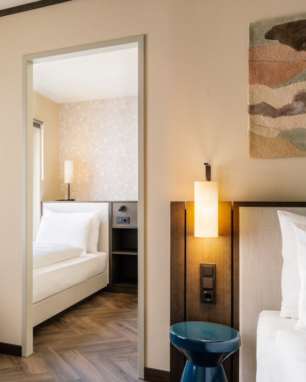 Doppelbett und Einzelbett in einem Hotelzimmer für drei Personen 