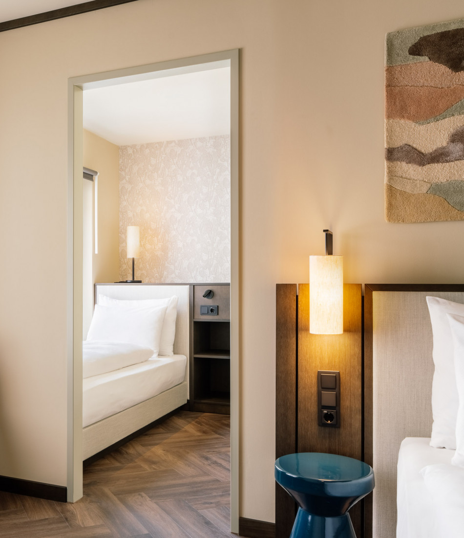 Doppelbett und Einelzbett in einem Hotelzimmer für drei Personen 