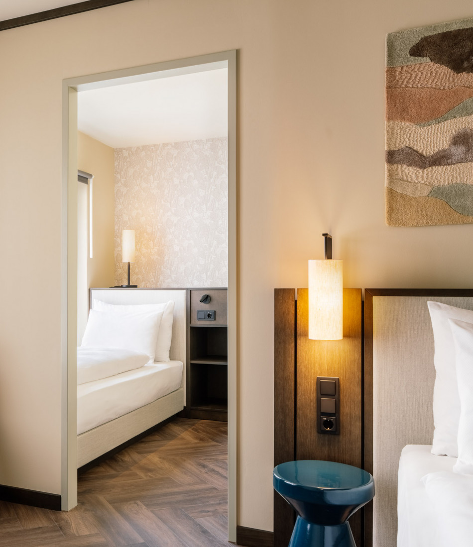 Doppelbett und Einzelbett in einem Hotelzimmer für drei Personen 