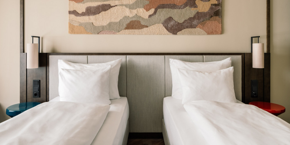 Twin Betten in einem Zimmer im Hotel Schani City