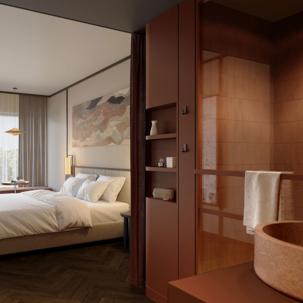 Doppelbett und offenes Badezimmer mit einer Regendusche in einem Zimmer im Hotel Schani City