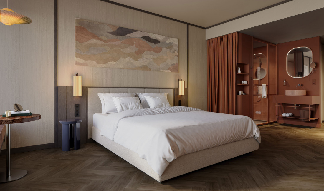 Doppelbett und offenes Bad mit Regendusche in einem Zimmer im Hotel Schani City