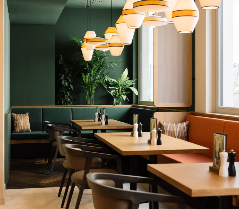 Sitzgelegenheiten im Frühstücksbereich im Hotel Schani City