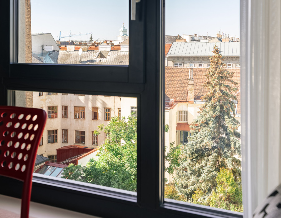 Blick auf die Terrasse in einem Zimmer im Hotel Schani Naschmarkt