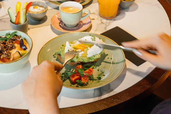 Avocado Toast beim Frühstück im Hotel Schani Naschmarkt
