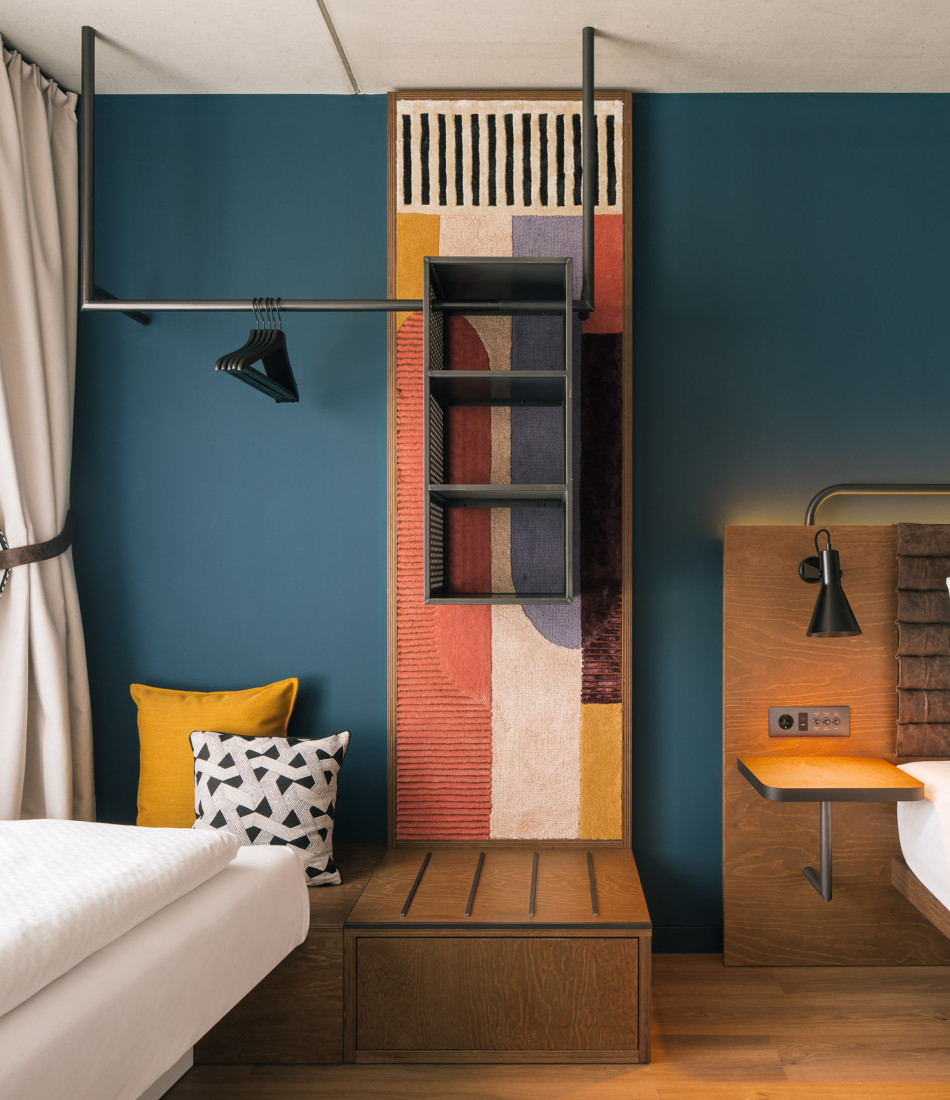 Drei Schlafmöglichkeiten und ein offener Kleiderschrank in einem Smart Triple Zimmer