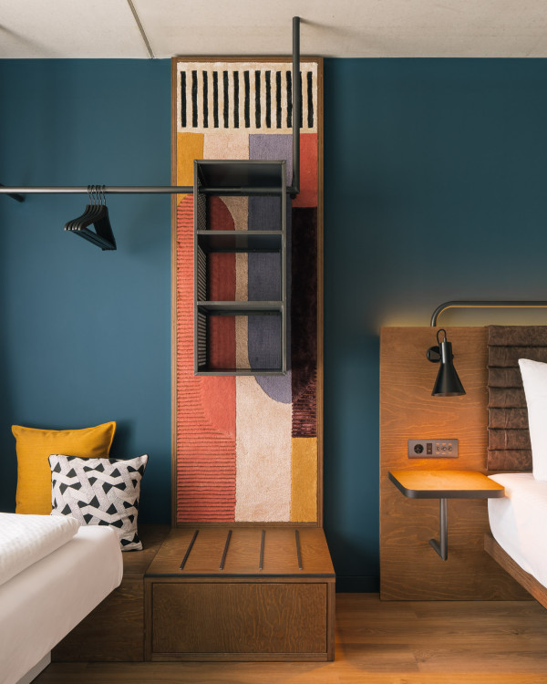Drei Schlafmöglichkeiten und ein offener Kleiderschrank in einem Smart Triple Zimmer