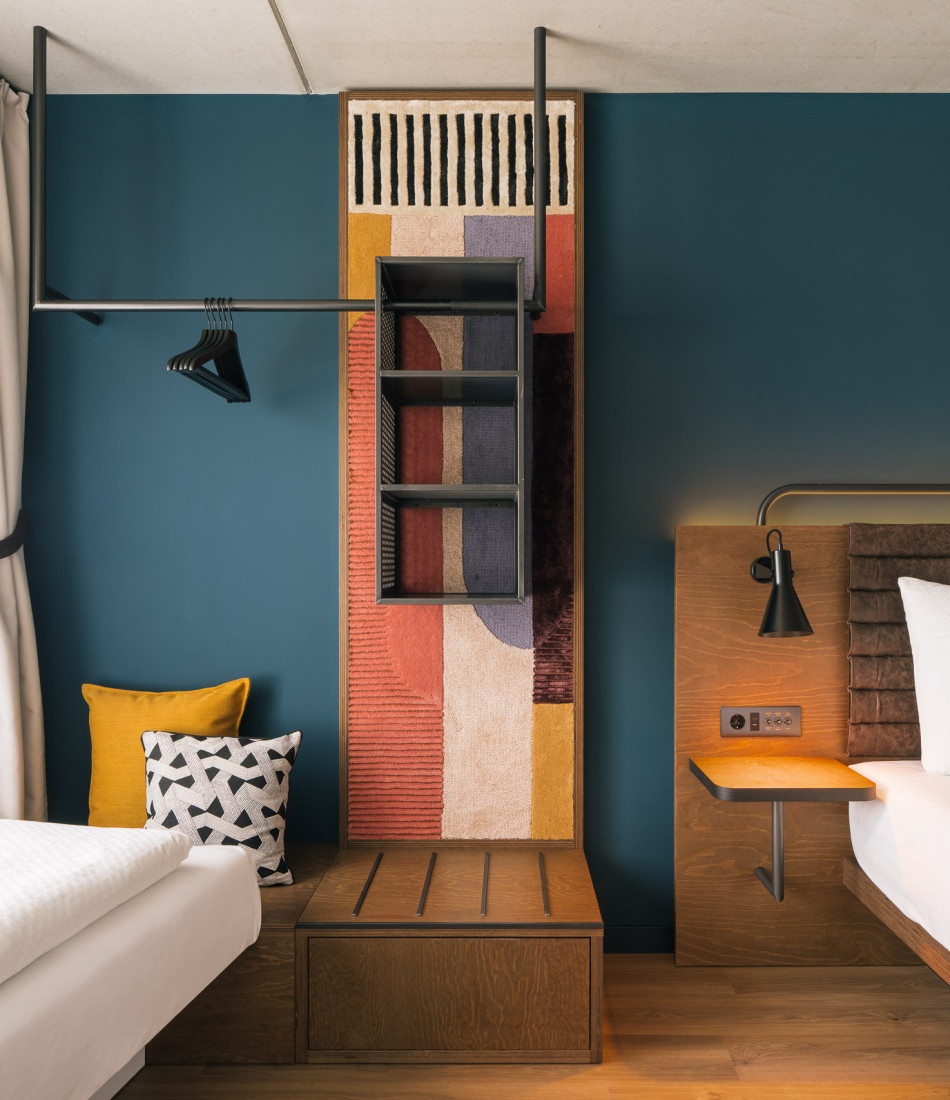 Drei Schlafmöglichkeiten und ein offener Kleiderschrank in einem Smart Triple Zimmer