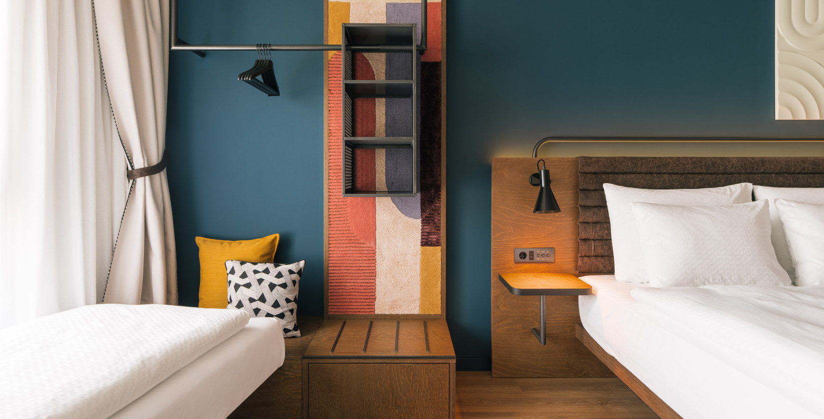 Drei Schlafmöglichkeiten und ein offener Kleiderschrank in einem Smart Triple Zimmer