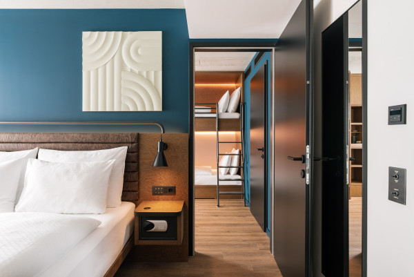 Doppelbett und Stockbett in einem Smart Family Zimmer im Hotel Schani Naschmarkt