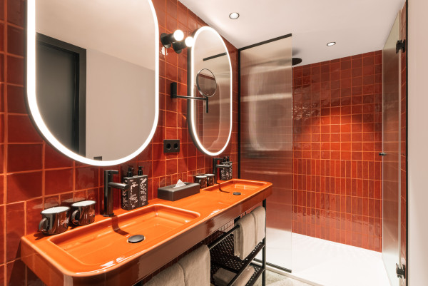 Badezimmer mit zwei Waschbecken in einem Badezimmer im Hotel Schani Naschmarkt