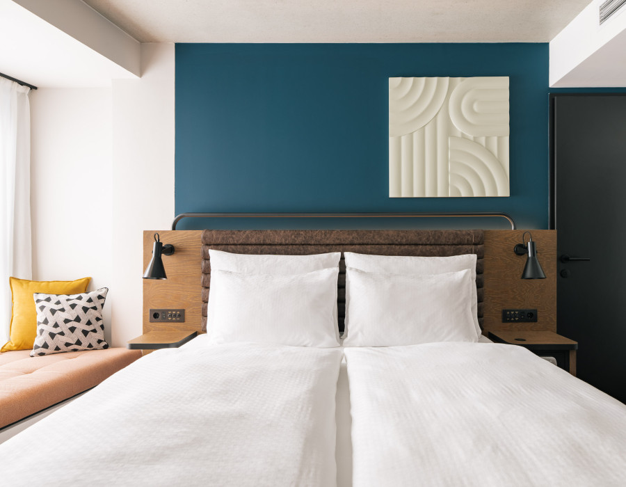 Doppelbett und Fensterbank in einem Familienzimmer