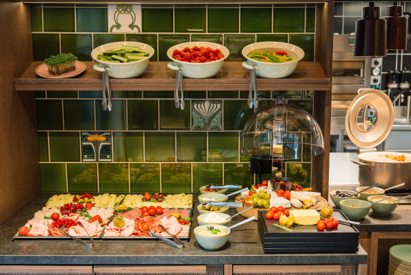 Wurst, Käse und Gemüse am Frühstücksbuffet im Hotel Schani Naschmarkt