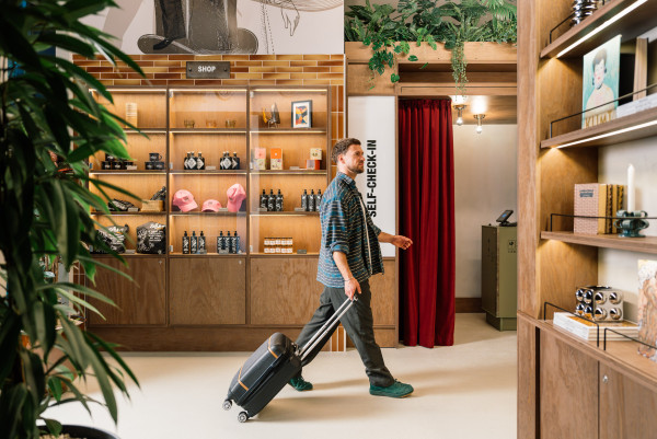 Ein Gast mit Koffer im Eingangsbereich des Hotel Schani Naschmarkt