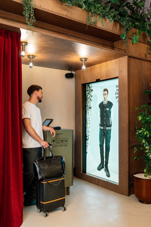 Ein Gast unterhält sich mit dem KI-Avatar im Hotel Schani Naschmarkt