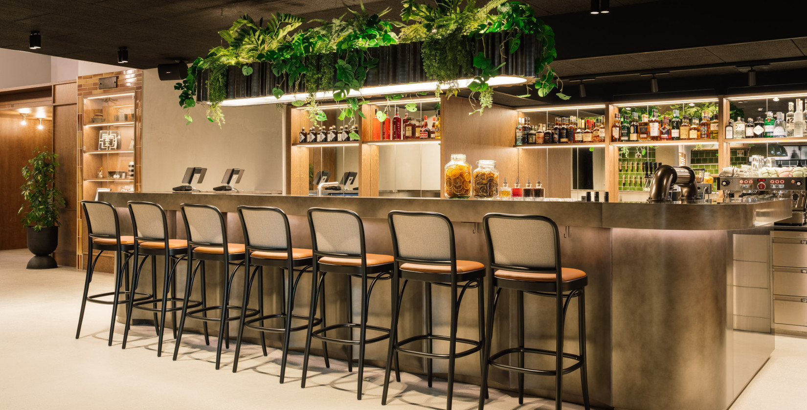 Barhocker an der Rezeption und Bar im Hotel Schani Naschmarkt