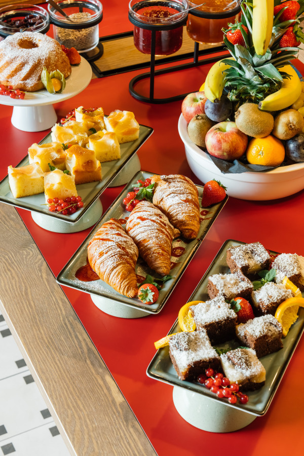 Mehlspeisen und Obst beim Frühstücksbuffet im Hotel Schani Naschmarkt