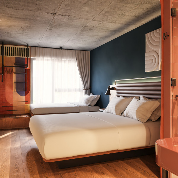 Doppelbett und Einzelbett in einem Zimmer im Hotel Schani Naschmarkt