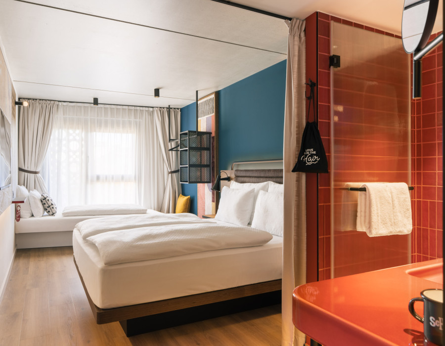 Doppelbett und Einzelbett in einem Zimmer für drei Personen im Hotel Schani Naschmarkt