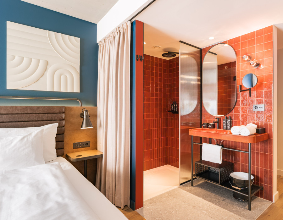 Badezimmer mit Regendusche und Waschtisch in einem Zimmer im Hotel Schani Naschmarkt