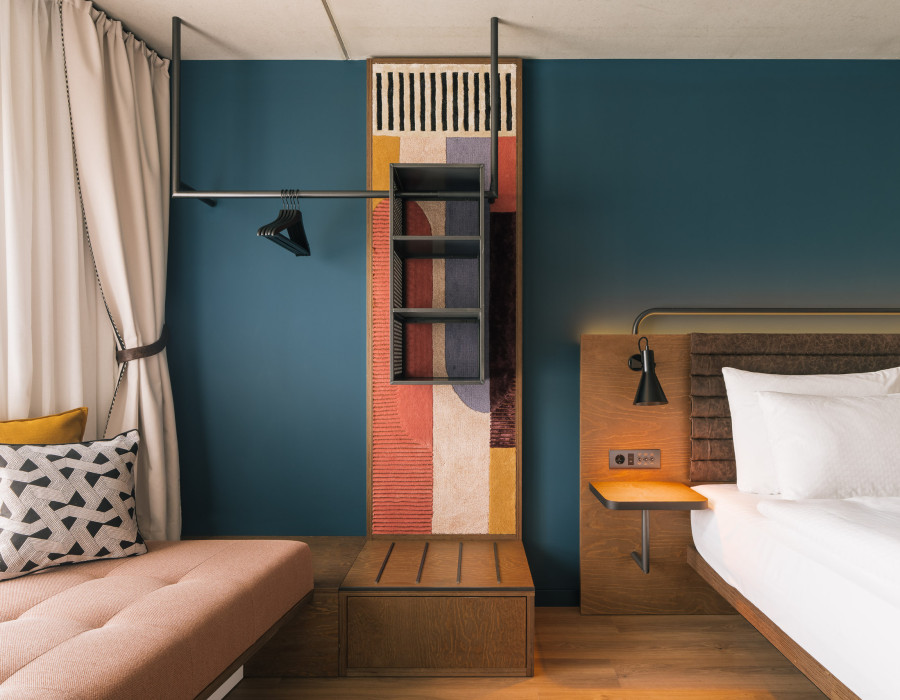 Fensterbank, offener Schrank und Doppelbett in einem Zimmer im Hotel Schani Naschmarkt