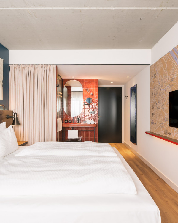 Zimmer mit Doppelbett und offenem Badezimmer im Hotel Schani Naschmarkt