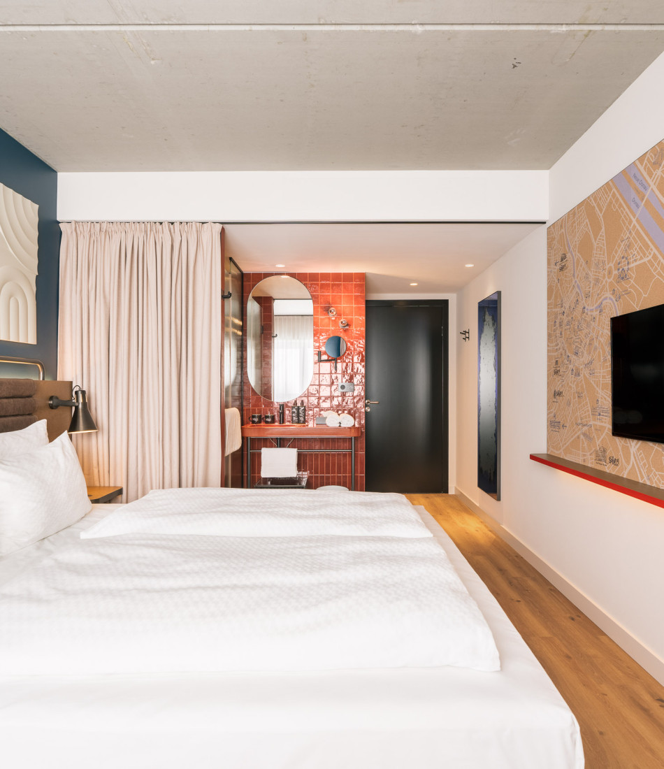 Zimmer mit Doppelbett und offenem Badezimmer im Hotel Schani Naschmarkt