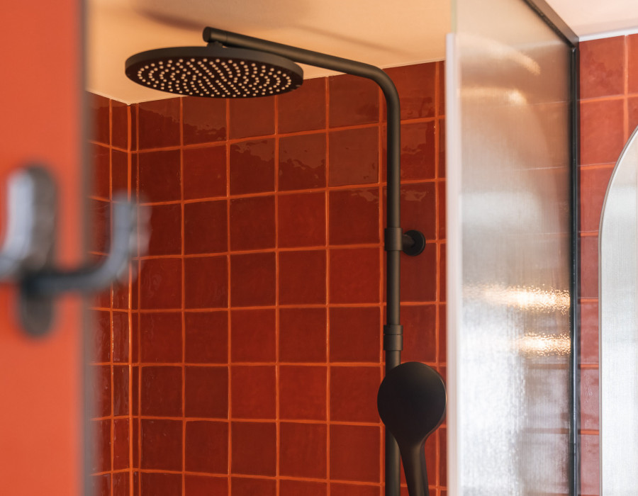 Große Regendusche in einem Zimmer im Hotel Schani Naschmarkt