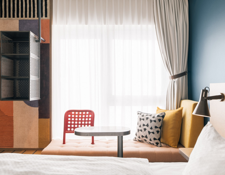 Gemütliche Fensterbank mit Tisch in einem hellen Hotelzimmer beim Naschmarkt in Wien