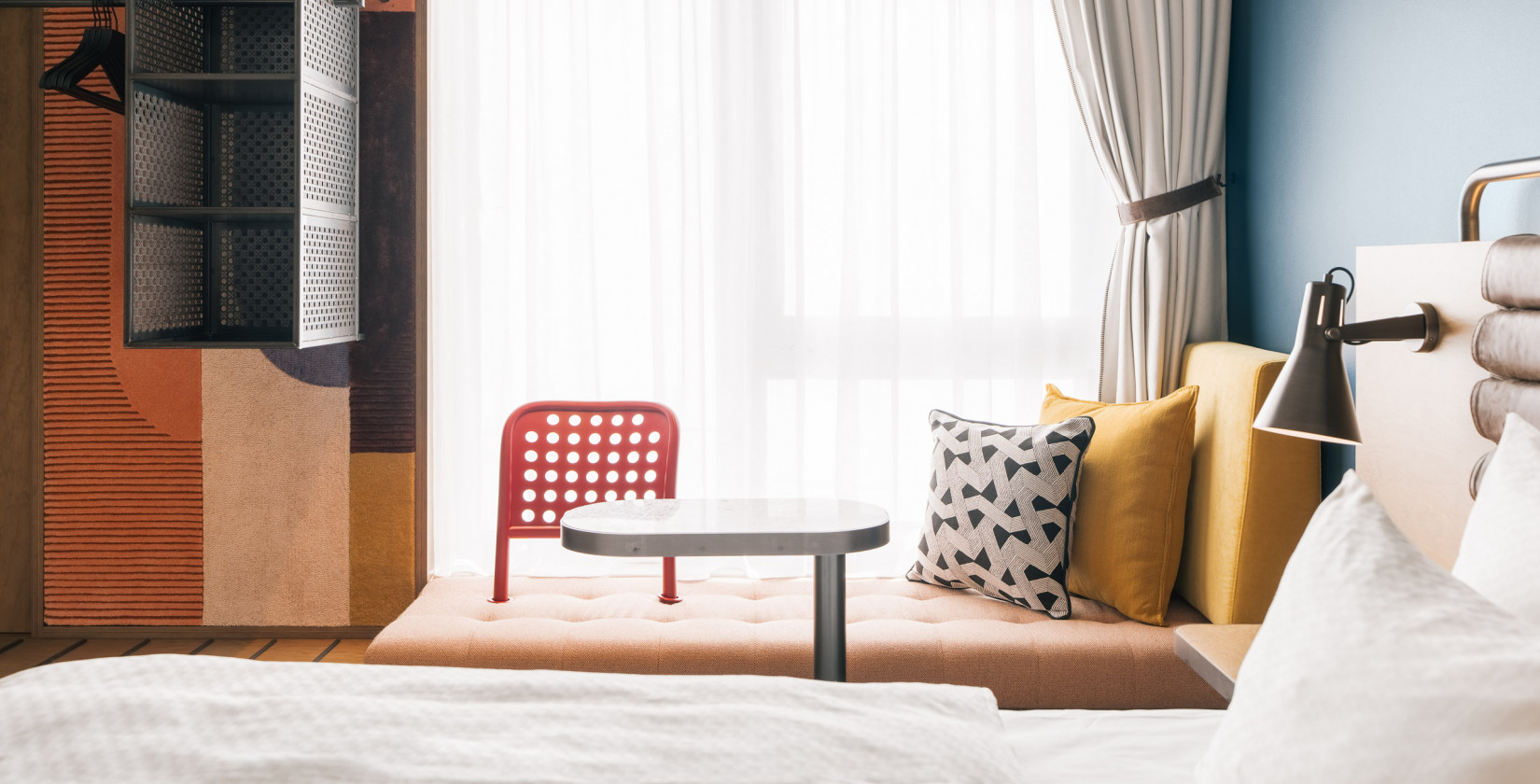 Gemütlciche Fensterbank in einem Zimmer im Hotel Schani Naschmarkt