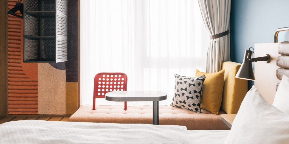 Fensterbank mit Tisch in einem hellen Zimmer im Hotel Schani Naschmarkt