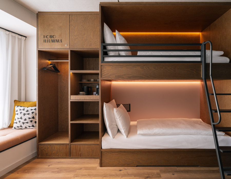 Stockbett und offener Kleiderschrank in einem Familienzimmer im Hotel Schani Naschmarkt