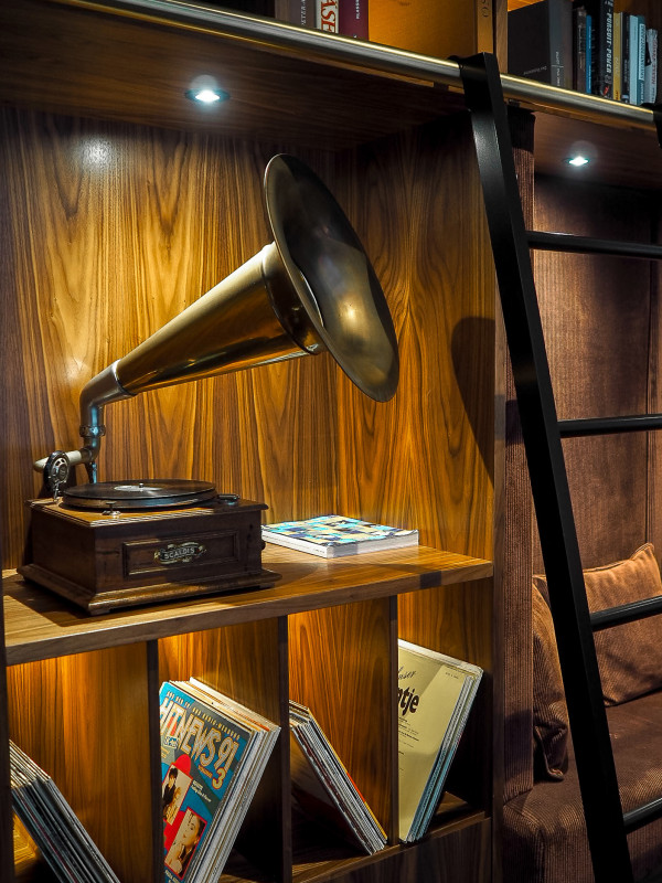 Grammophon im Hotel Schani Salon