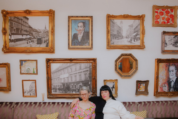 Lobby mit Bilderwand im Hotel Schani Salon