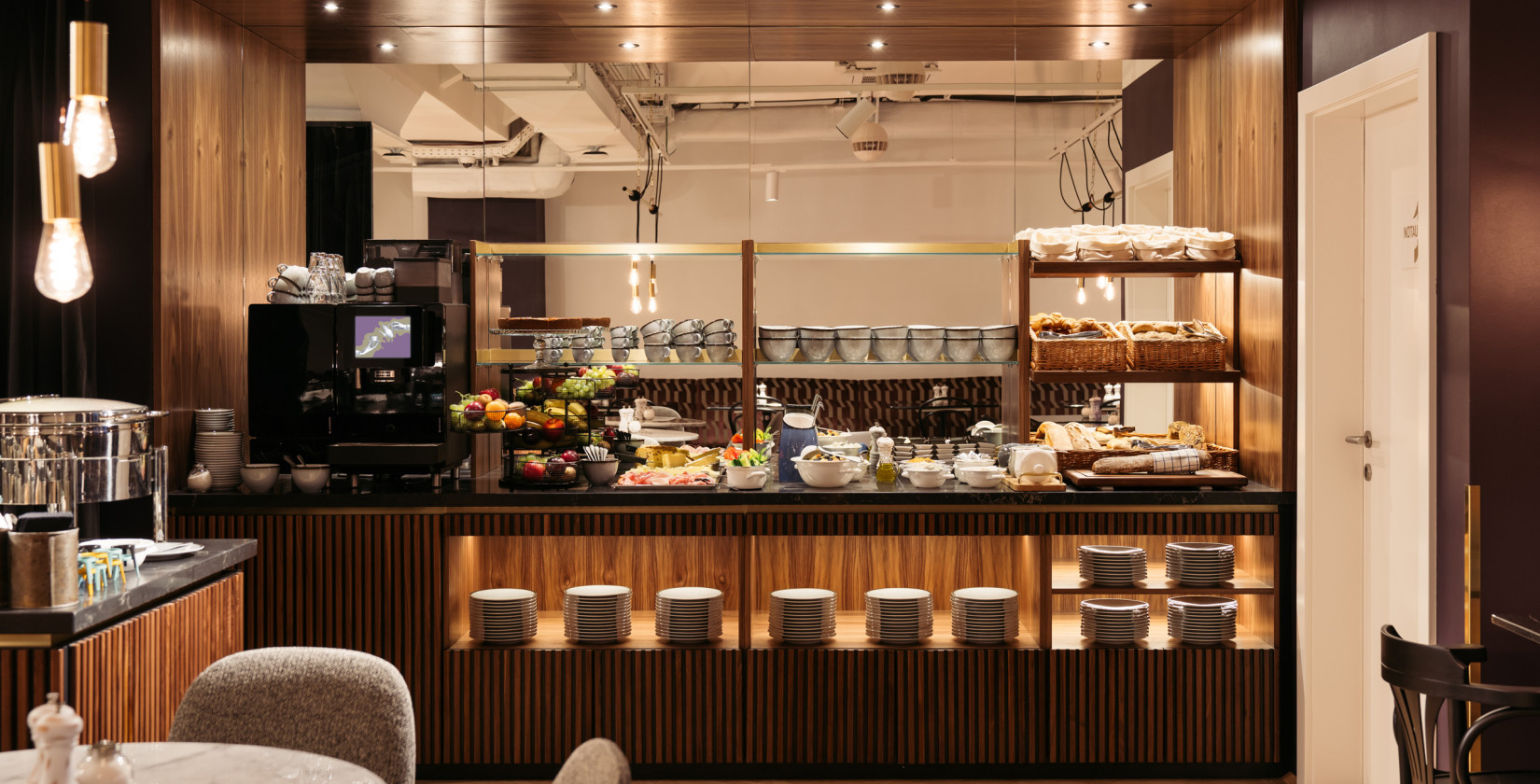 Lobby und Bar im Hotel Schani Salon
