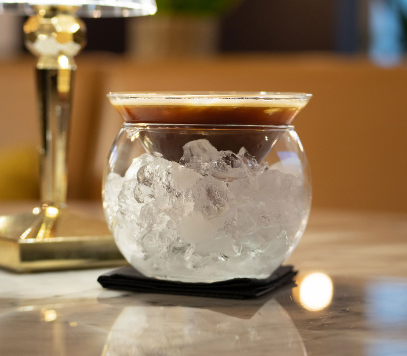 Espresso Martini auf einem Marmortisch im Hotel Schani Salon