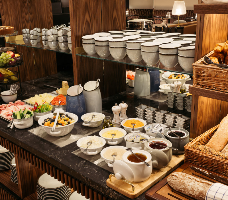 Frühstücksbuffet mit Gebäck, Marmeladen, Aufstrichen und Obst im Hotel im Zentrum von Wien